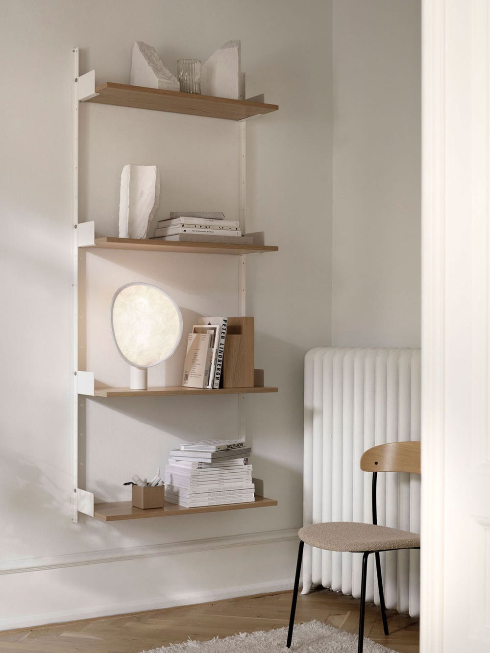 Tense-Portabel-bordslampa-New-Works-vagghylla-.jpg Tense-Portabel-bordslampa-New-Works-vagghylla-