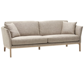 Lola soffa från Bröderna Anderssons i gråbeige tyg med bensockel i massiv ek