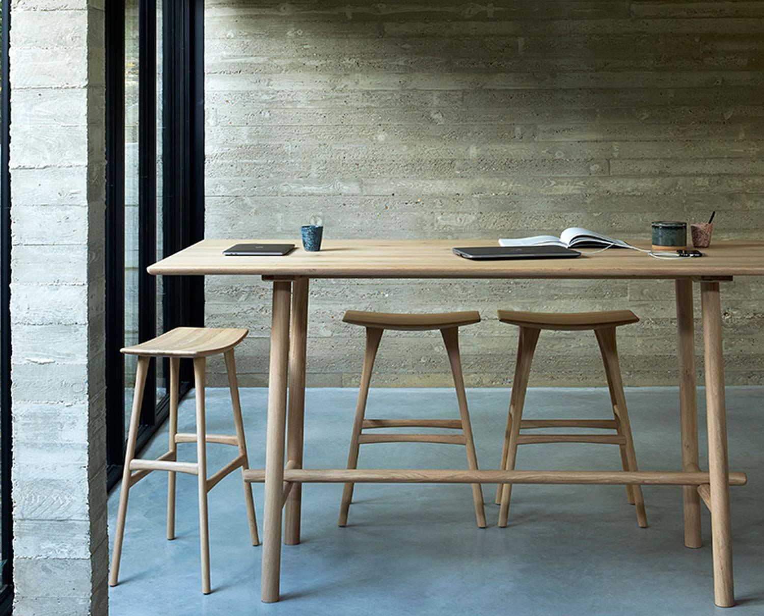 Osso Barpall SH79 | Lackad Ek runt ett stort och härligt barbord. 