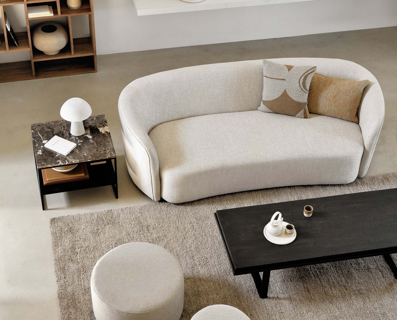 Ellipse Soffa från Ethnicraft i ett jordnära vardagsrum med naturmaterial