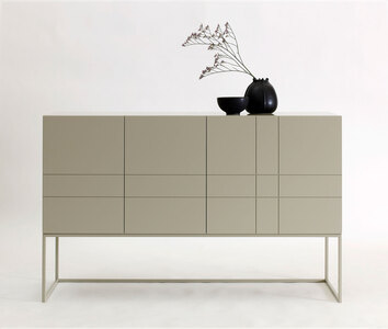 Kilt Light 137 Skänk i färgen 46 Dark Sand dekorerad med två svarta krukor