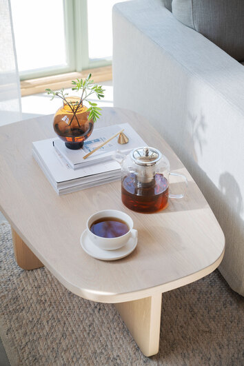 Billings Soffbord 89x59 i vitpigmenterad ek med en tekanna och rykande tekopp