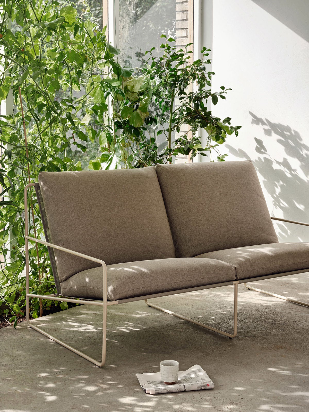 Desert Soffa 2-sits i utförandet Cashmere/Dolce Dark Sand på halvskuggig uteplats