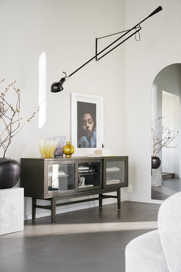 Hazelton Sideboard Brun Ek dekorerad med vaser, böcker och en tavla