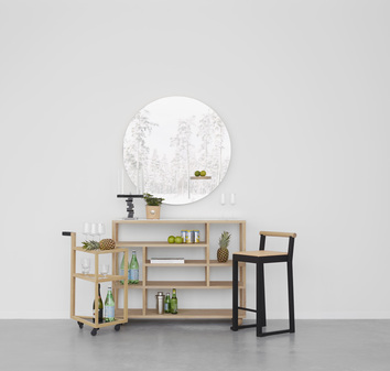 Show Hylla i vitoljad ek under rund vägghängd spegel