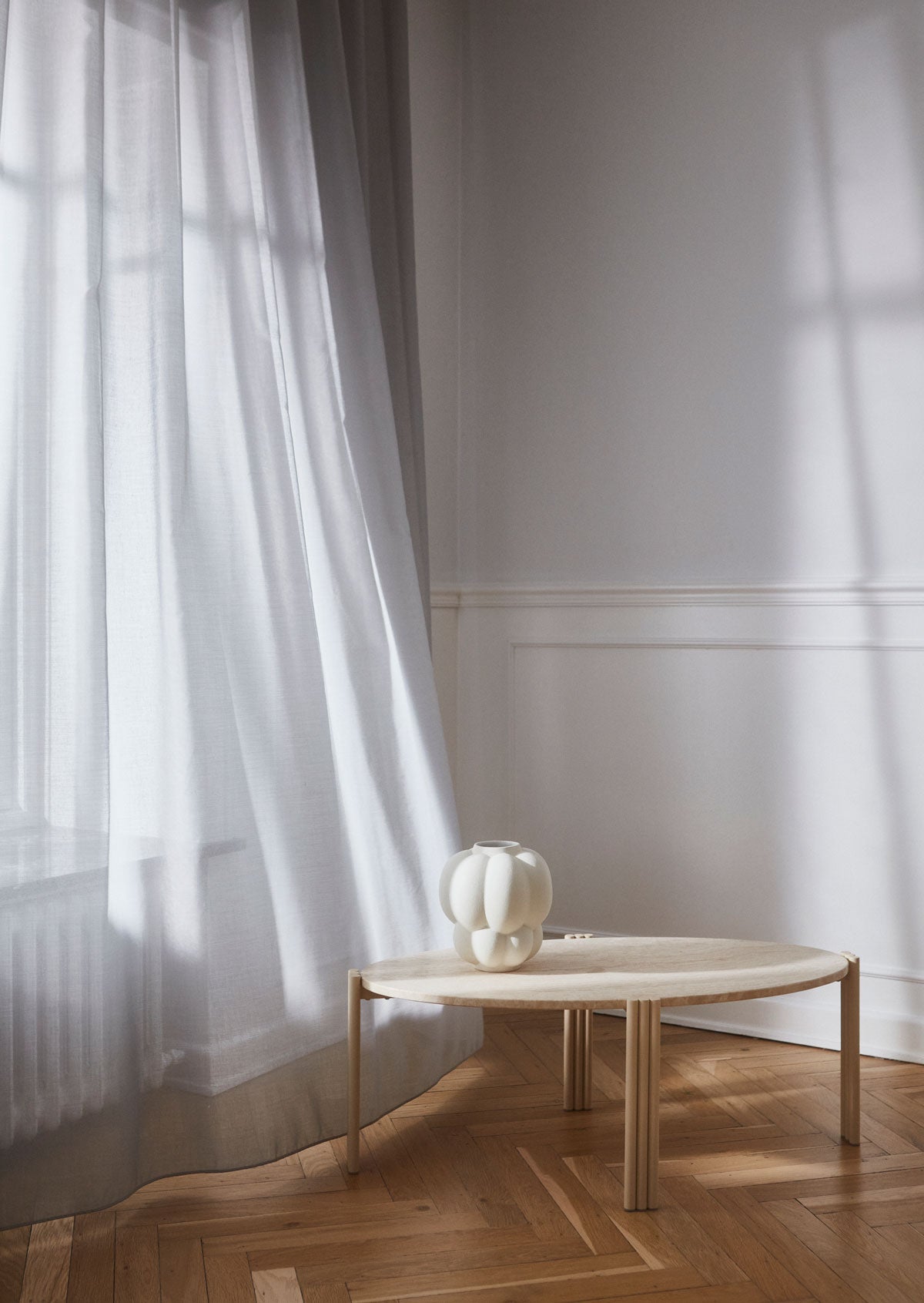 Tribus-Soffbord-Ovalt-Sand-Travertin-Miljo_1