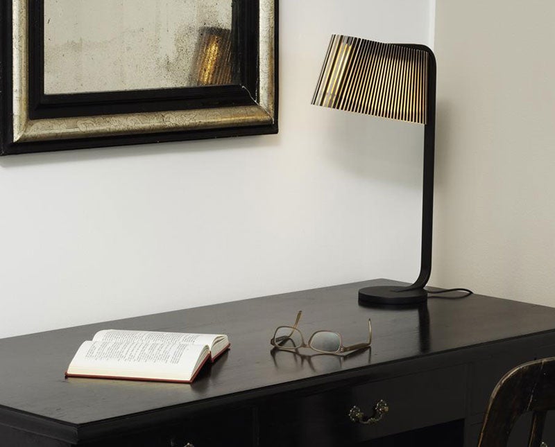 Owalo 7020 Bordslampa Svart på skrivbord med bok och glasögon
