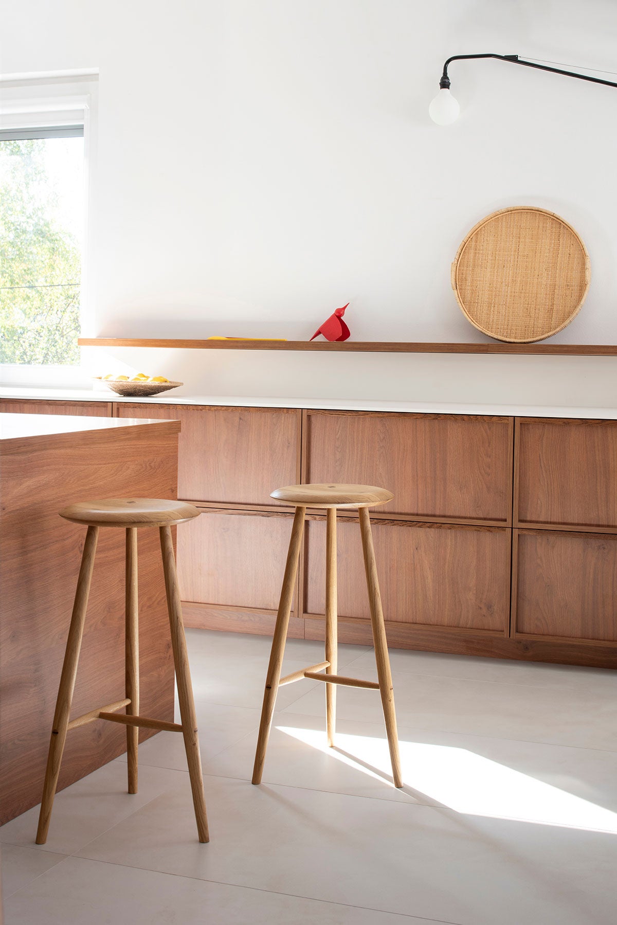 Två stycken Blanc Barpall i naturoljad ek med sitthöjd 75 centimeter i soligt kök