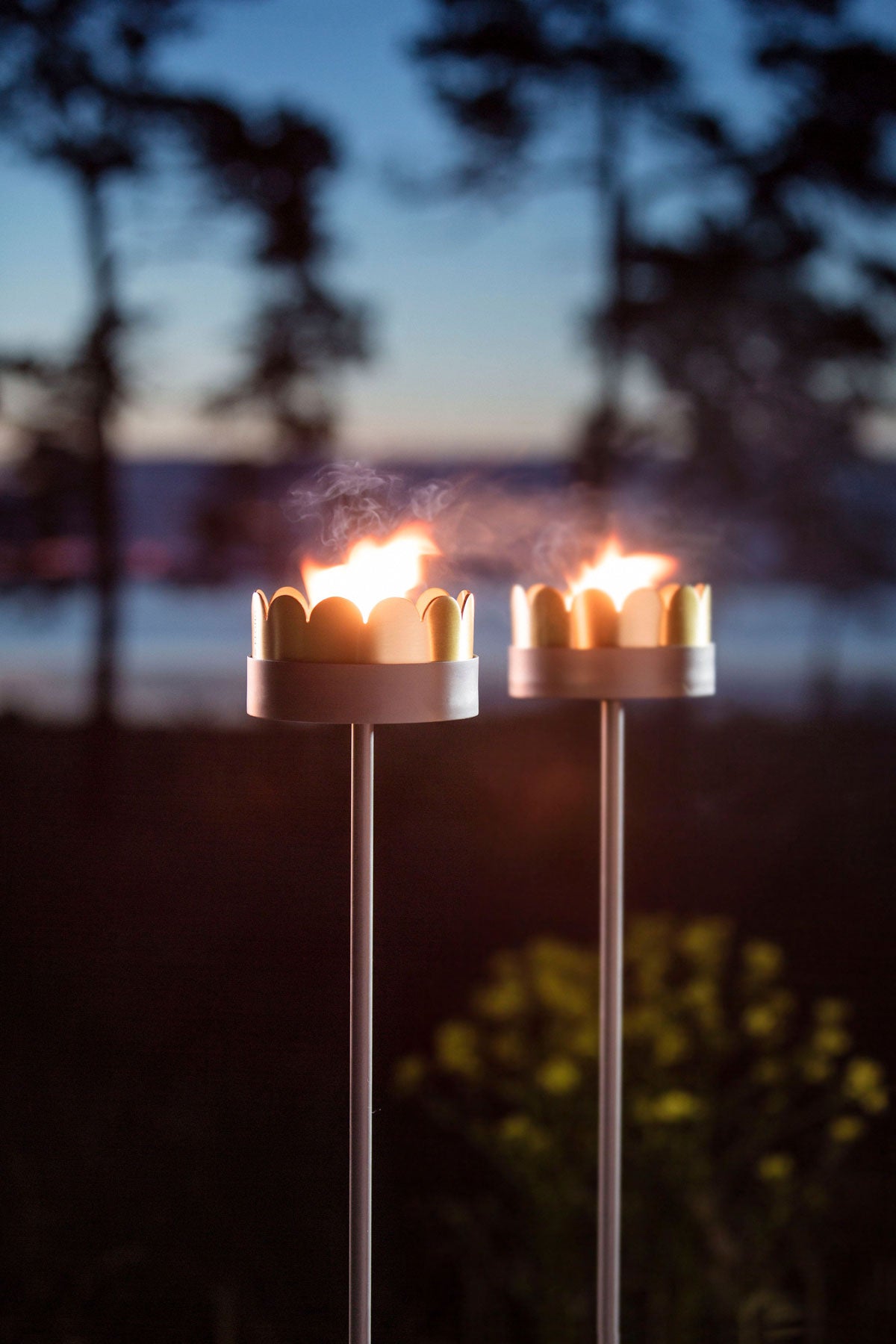 Fira Ljushållare med stativ i skymning