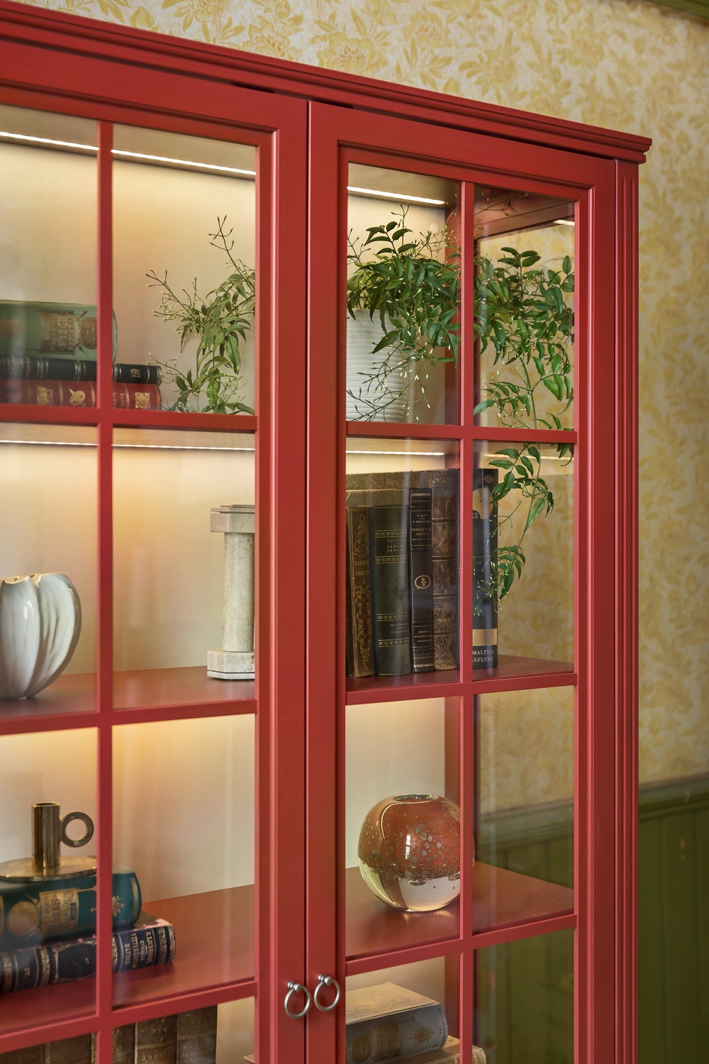 Stockholm 2.0 vitrinskåp Jubileum i rött inrett med vackra saker 