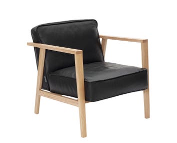 LC1 Loungefåtölj vitpigmenterad ek med sits i svart läder från Andersen Furniture