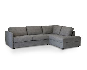Bäddsoffan mySOFABED från Hovden med öppet avslut. Bäddsoffan är klädd i ett mörkgrått tyg med armstödet Scandic.