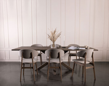 Alcor Matbord i utförande Ask C11, med matstolar i beige tyg