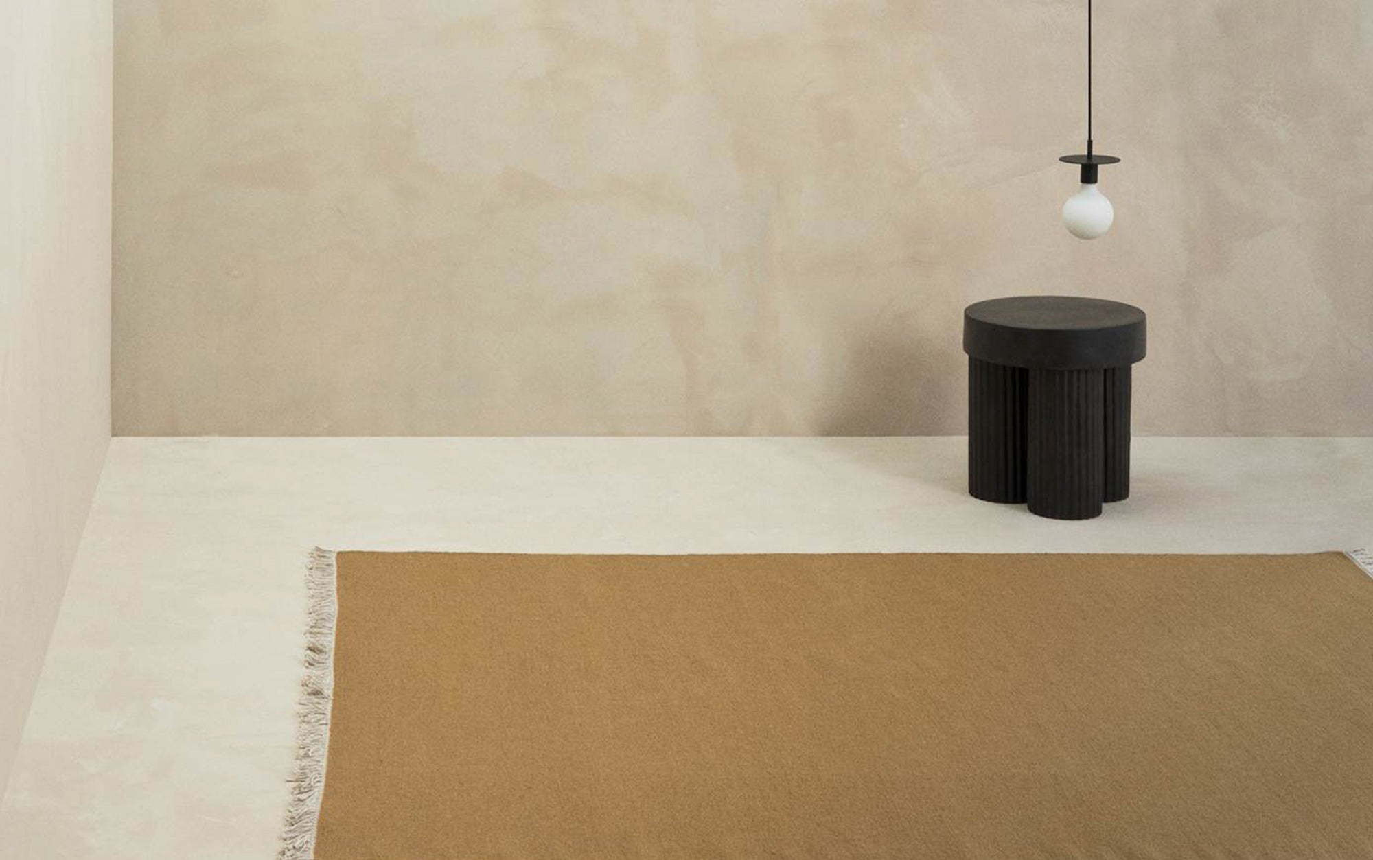 Handla Handvävda- & knutna mattor hos Tibergs Möbler. Rainbow matta ochre från Linie Design.