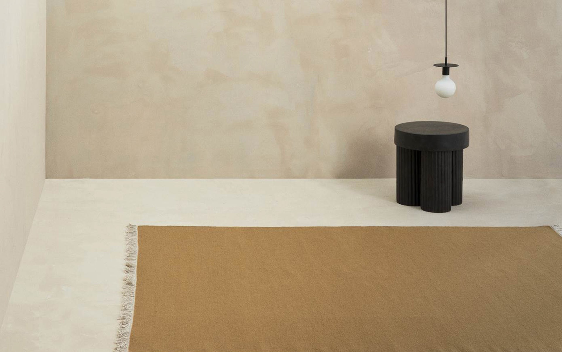 Mattor-hanvavda-knuten-rainbow-matta-ochre.jpg Handla Handvävda- & knutna mattor hos Tibergs Möbler. Rainbow matta ochre från Linie Design.