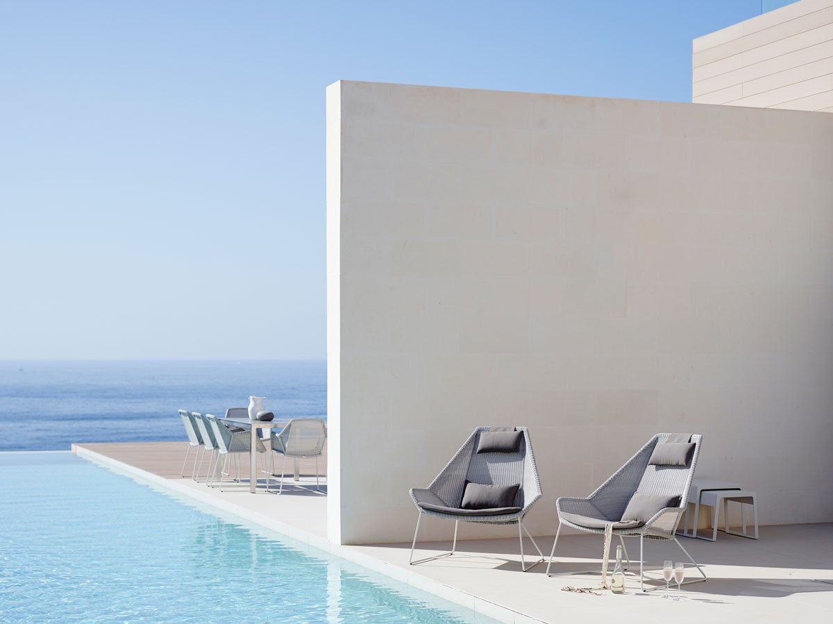 Breeze Fåtölj Hög Light Grey i par vid en pool