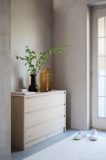 Melstone Byrå i vitpigmenterad ek i hall