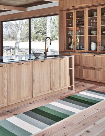 Molly Gångmatta Woods i gröna toner i ett modernt träklätt kök. 