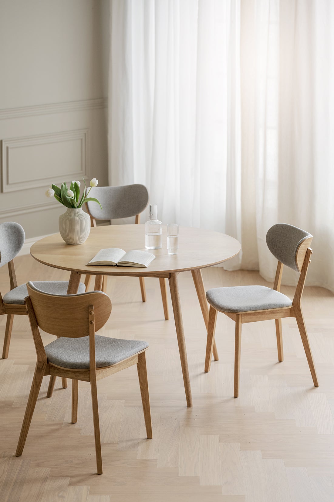 Yumi-matbord-runt-lackad-ek-Kato-stol-miljo-02