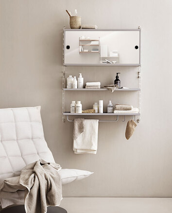 String inspiration till badrummet. Plexigavlar och Spegelskåp i grått. 