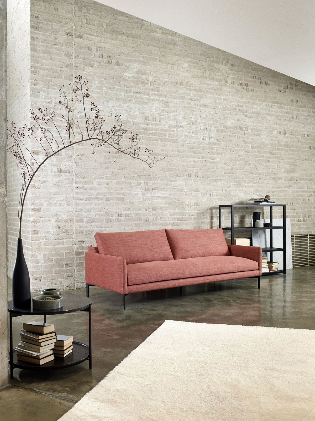 Miljöbild på soffan Band C, med bredd 215 centimeter. Soffan är klädd i tyget Linen 21. 