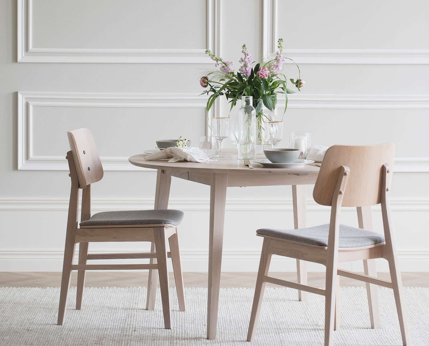 Filippa-Bord--Med-Stolar.jpg