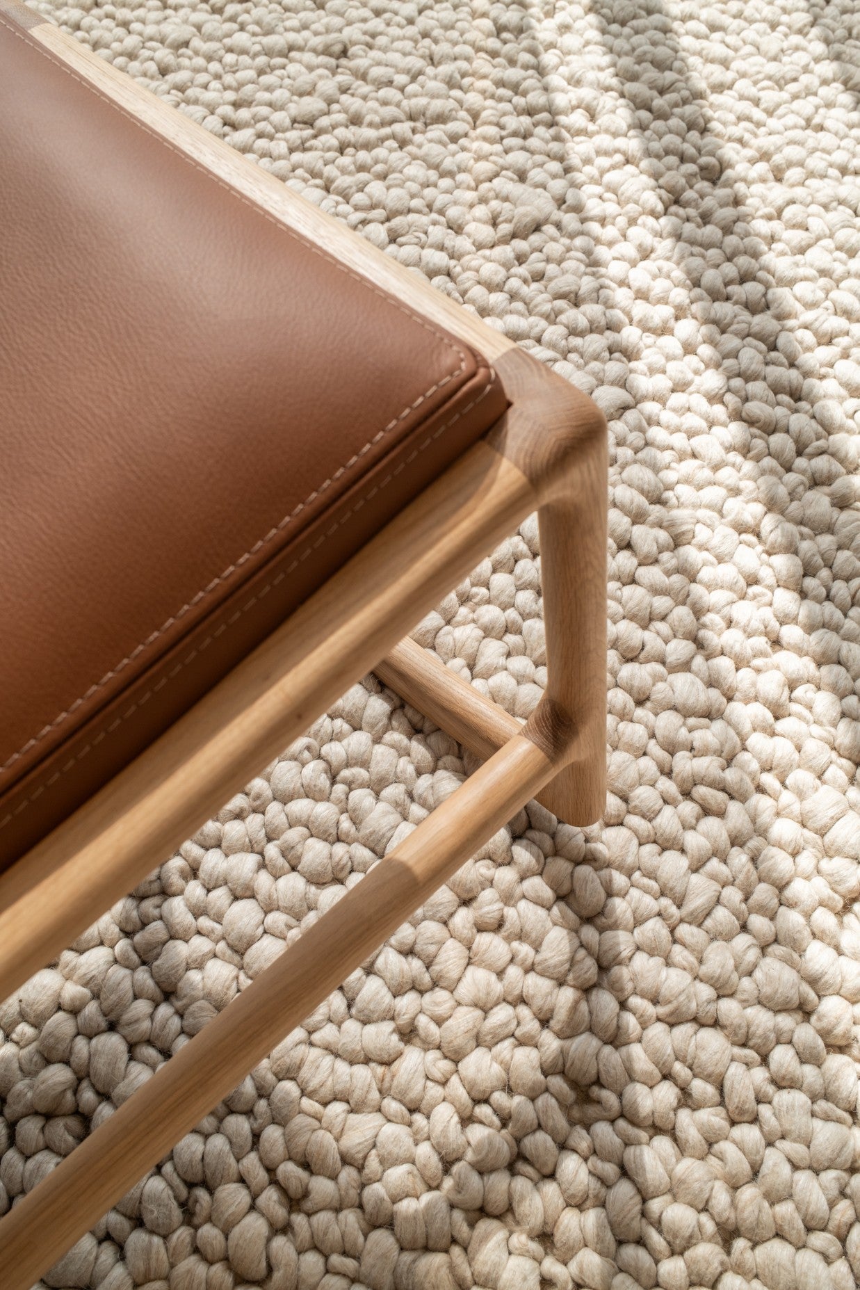 dedo-footstool-oak-white-1015-dakar-leather-whisky-2732-00-01-gazzda