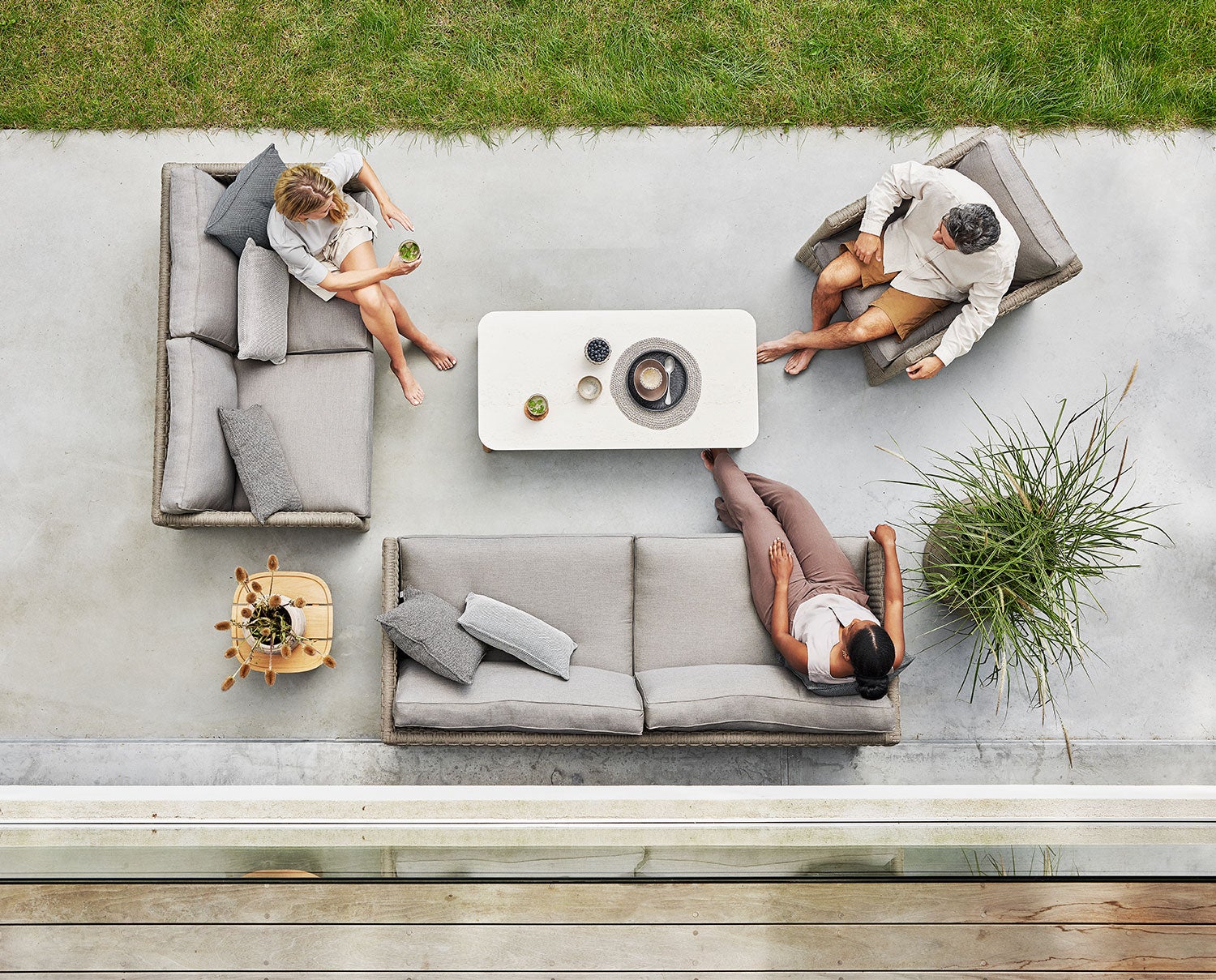 Diamond 3-sits Soffa i Taupe som del av soffgrupp i utomhusmiljö