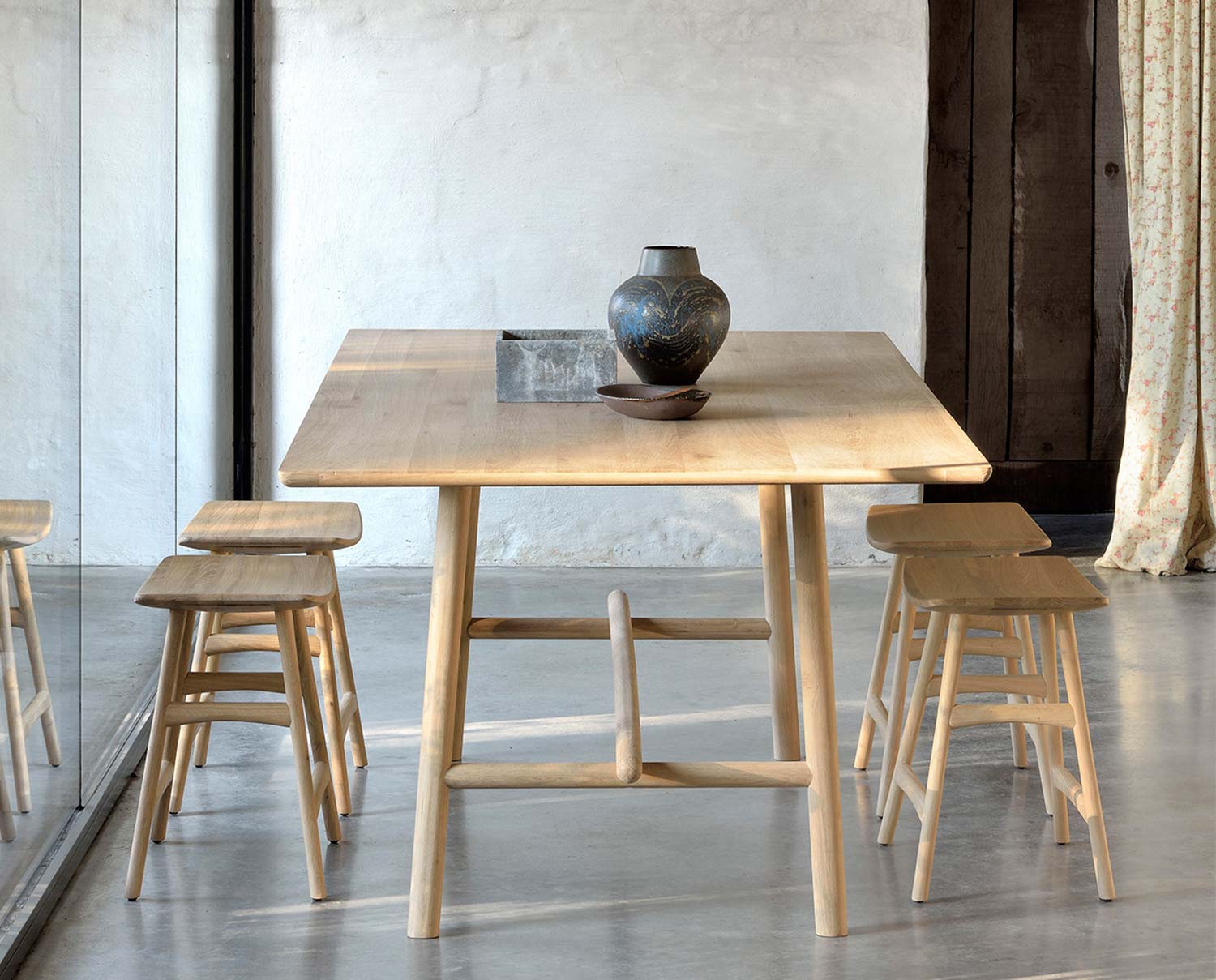 Osso Pall | Oljad Ek, möblera med pallar runt matbordet.