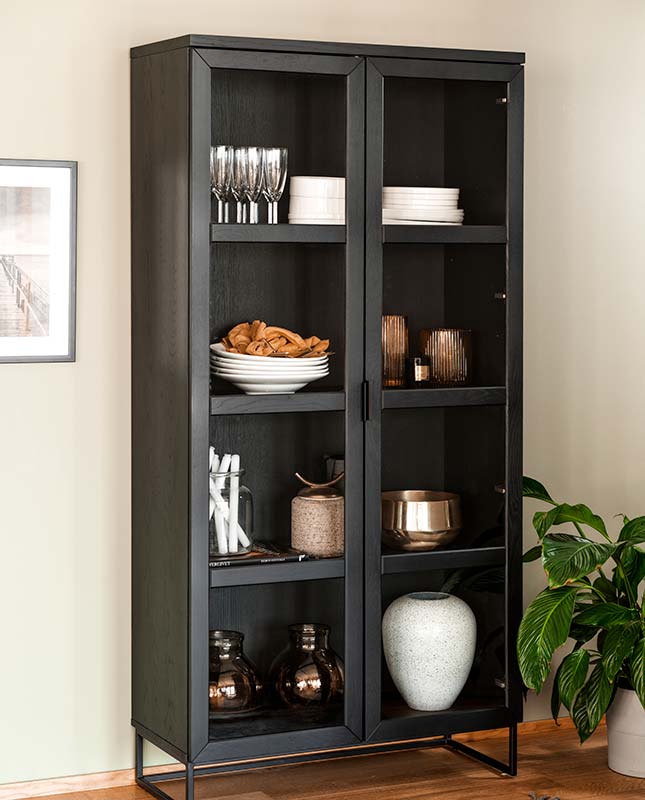 Everett Vitrin Svart fyllt med glas, porslin och prydnader