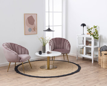 Corby soffbord mässingsfot på matta med två fåtöljer till