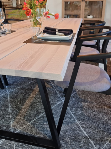 Forest matbord, detaljbild på plankbordet. 