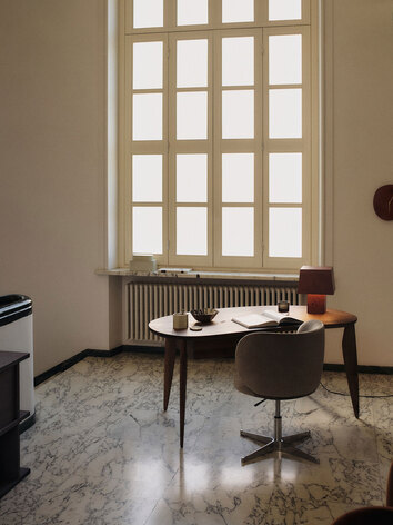 Feve Bord med en skrivbordsstol i ett ljust, öppet rum