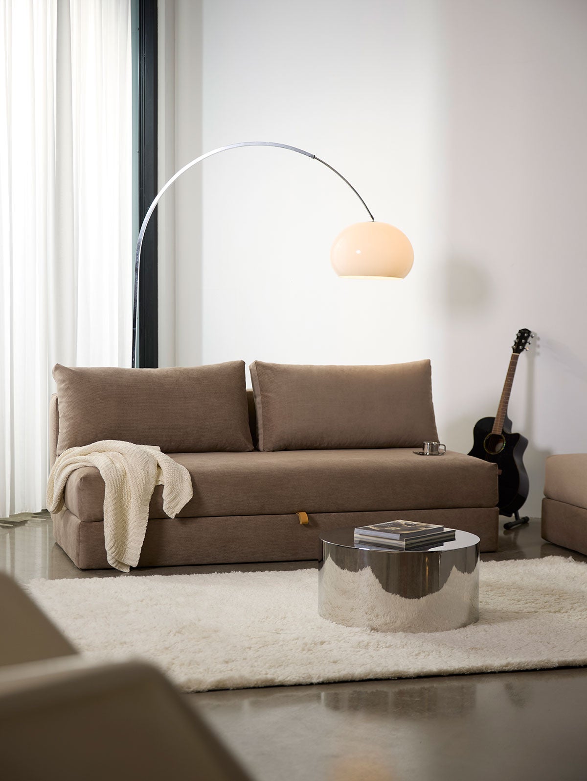 Tin Drum Bord i diameter 60 centimeter som del av soffgrupp i vardagsrum