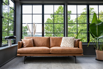 Electra Soffa i lädret Vintage Cognac i en vacker miljö