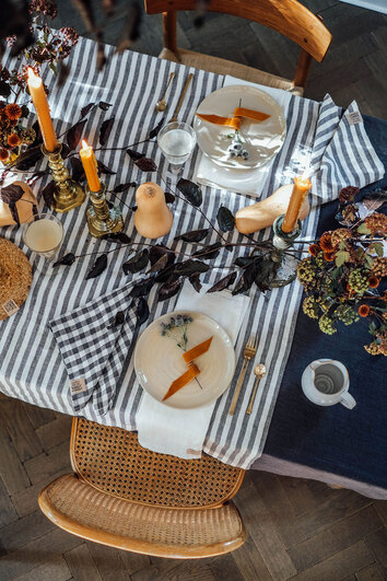 Misty Edge Bordsduk i färgen Dark Grey på dukat matbord med hösttema