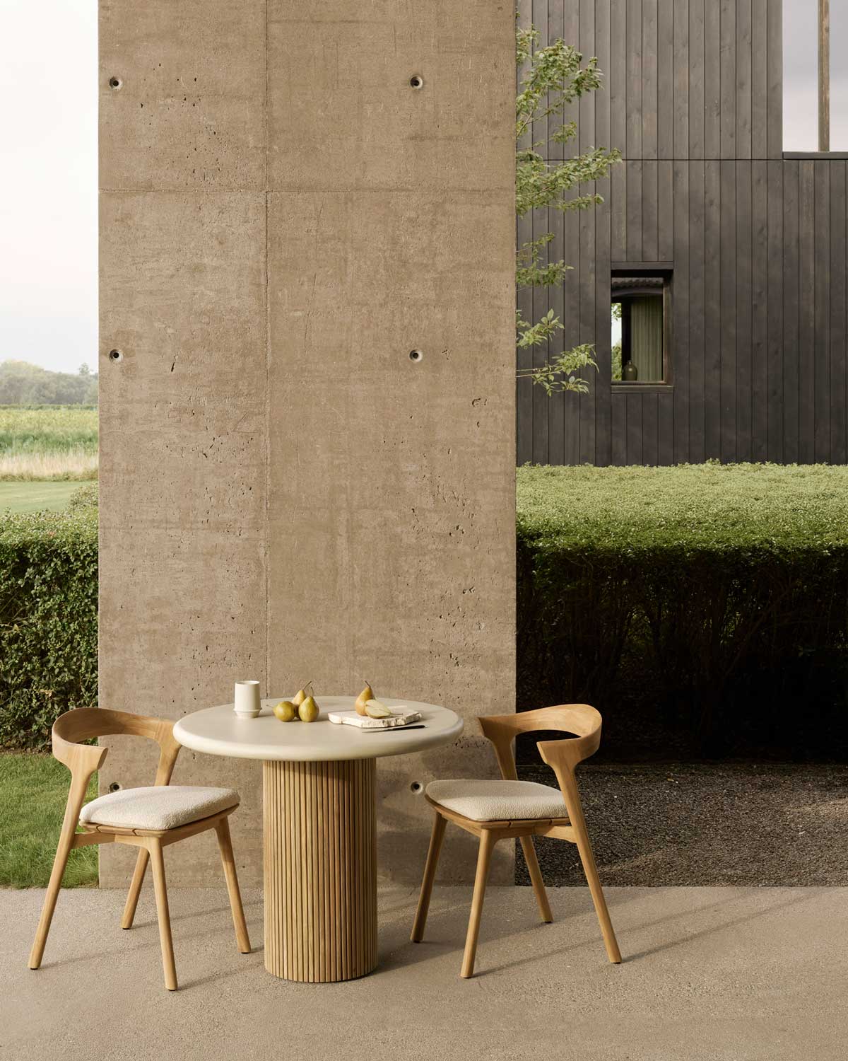 Ethnicraft-Roller-Max-Outdoor-Dining-Table-D90-Lifestyle