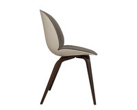 Beetle stol med ben i rökt ek, baksida i plast New Beige med framsida i tyg Light Bouclé