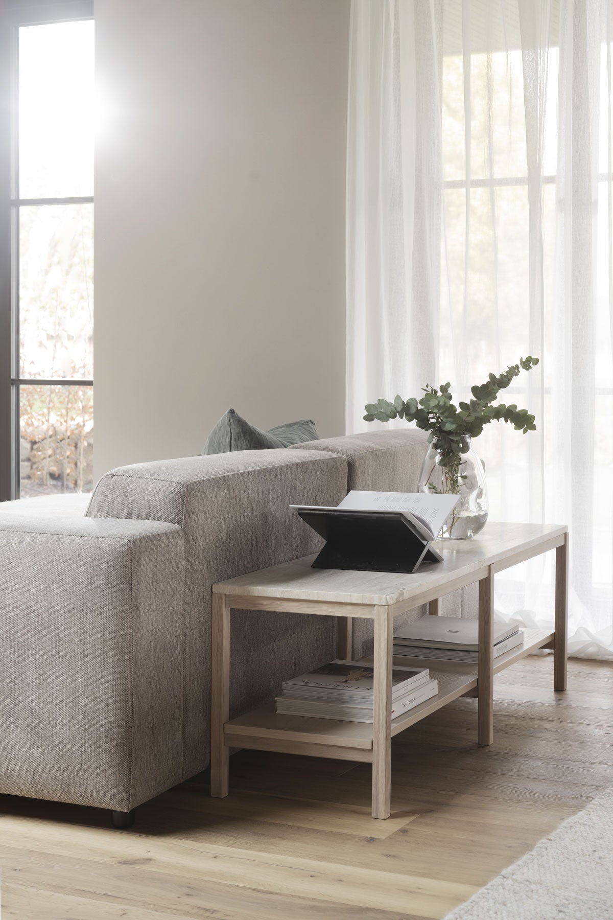 Orwel-Avlastningsbord-45-Vitpigm-Miljo