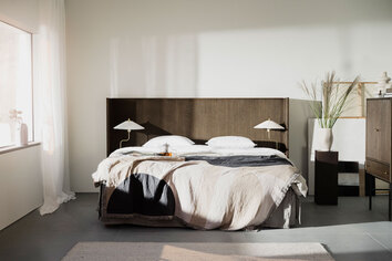 Redmond Sänggavel i sovrum med bäddad säng