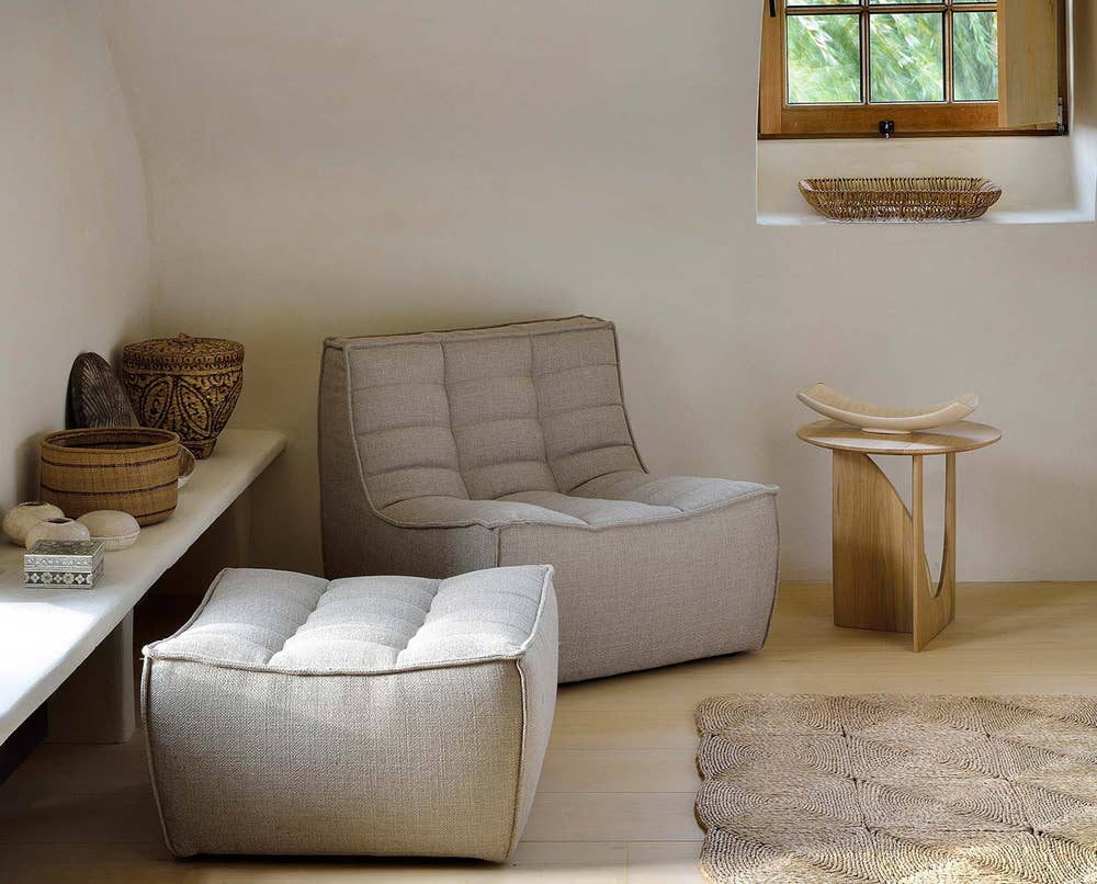 N701-soffa-20227-20229-beige-Ethnicraft.jpg N701 Fåtölj och fotpall i beige tyg i naturlig miljö