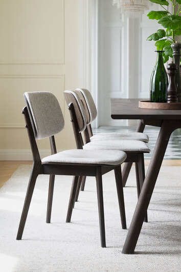 Barrett stol i brun ek med ljusbeige tyg i matsal