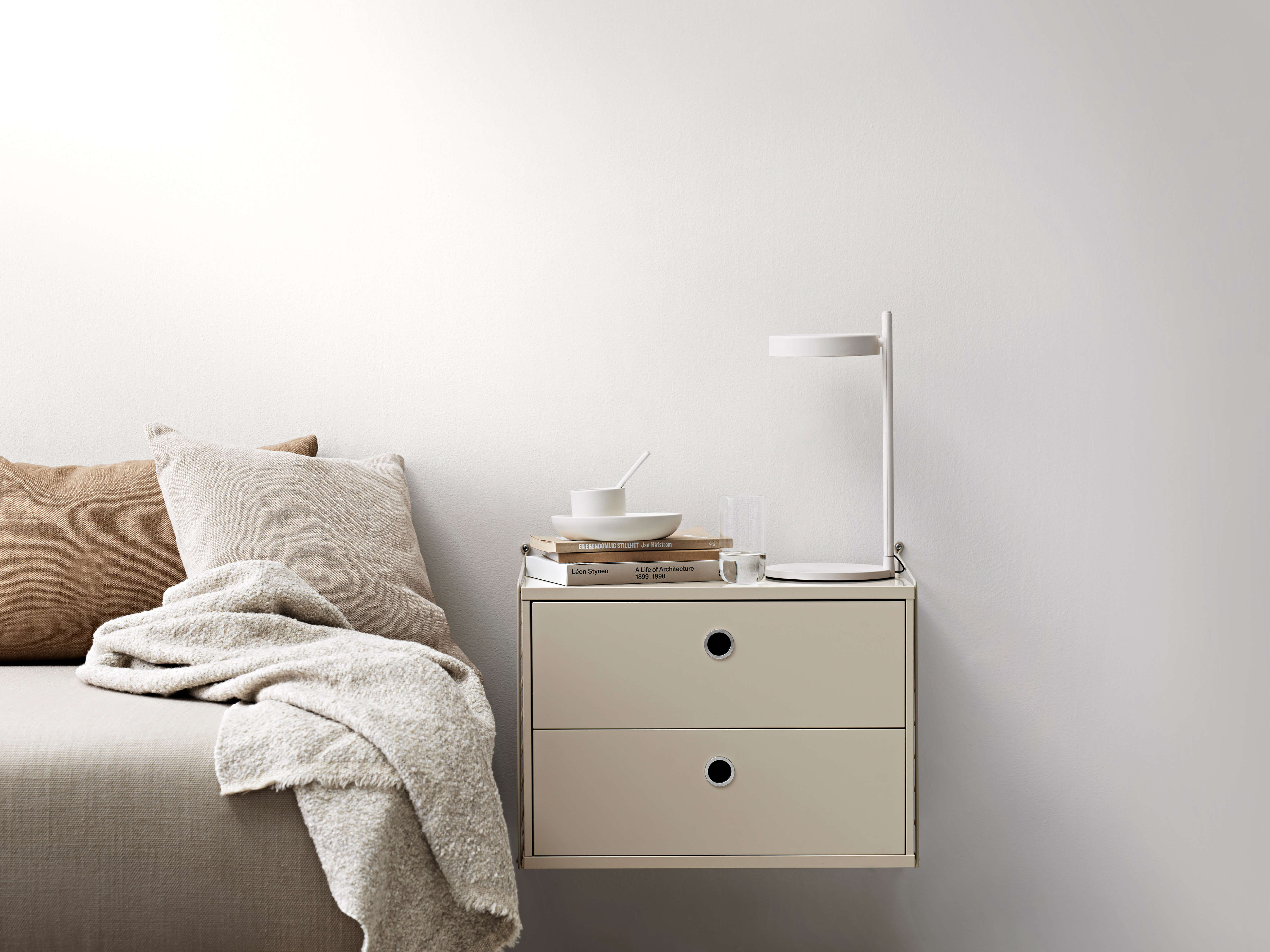 String sängbord - bygg din egen kombination med väggavel 50x30 och lådhurts 58 cm.