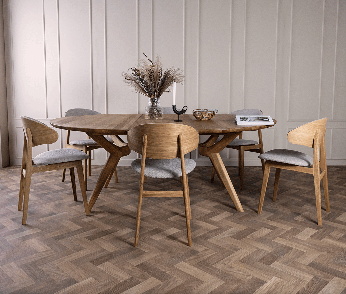 Amelia matbord tillsammans med Ram Wood stol