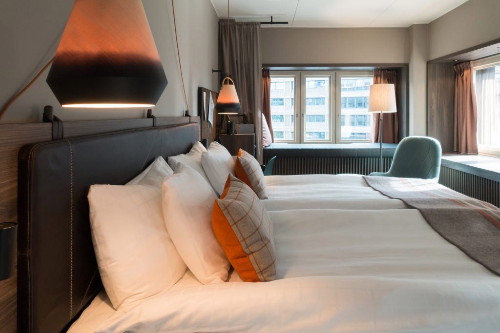 Konkret pendel från Örsjö Belysning som sänglampa på Downtown Camper by 
Scandic.