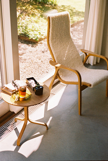 Klassiska Lamino fårskinnsfåtölj från Swedese