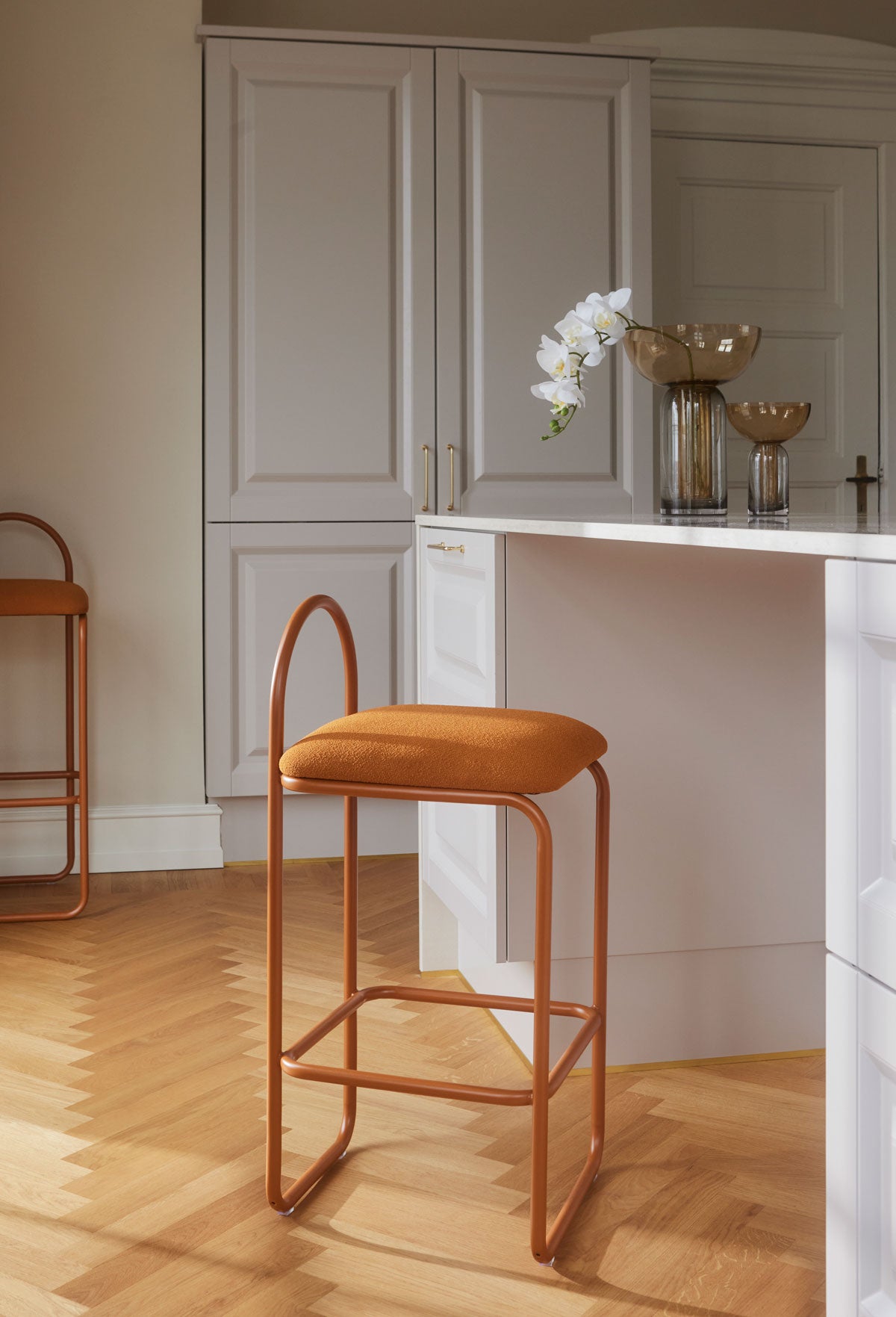 Angui Barstol i Amber Bouclé vid köksö i vit färg