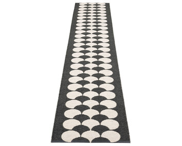 Poppy-Matta-Black-Vanilla-70x350