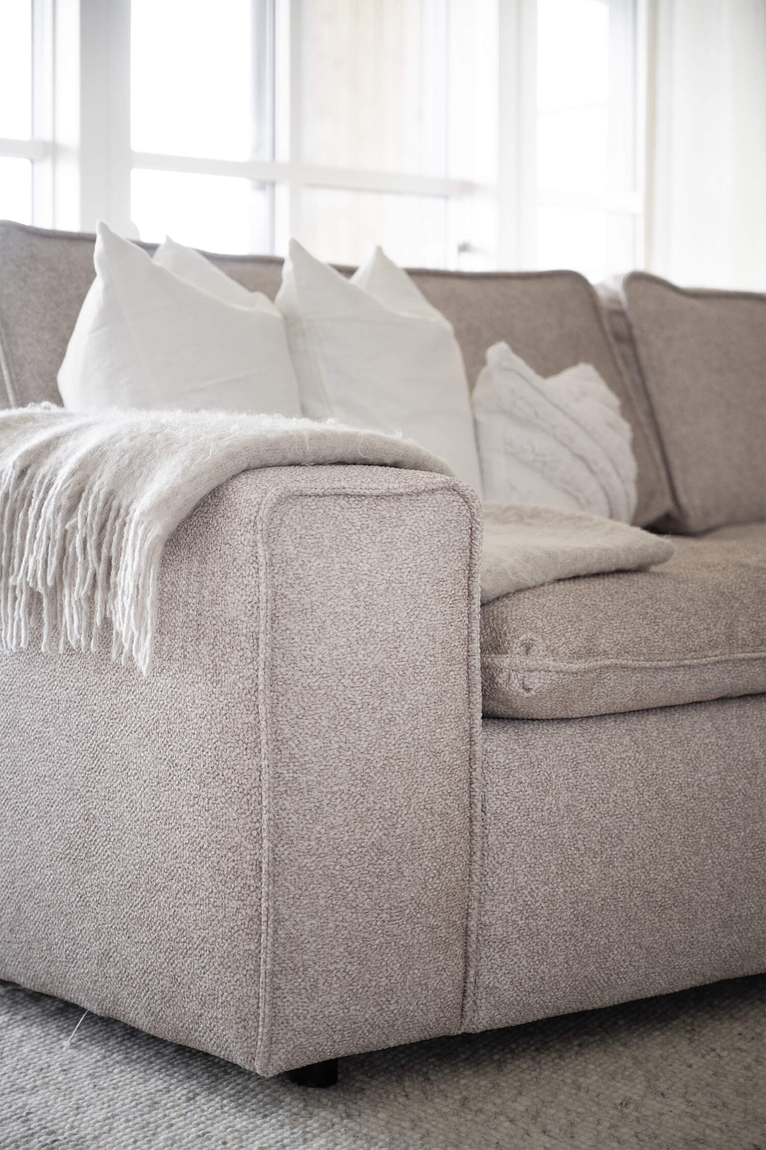 Rawlins-soffa-Beige-02-Bobby-Rowico-Home