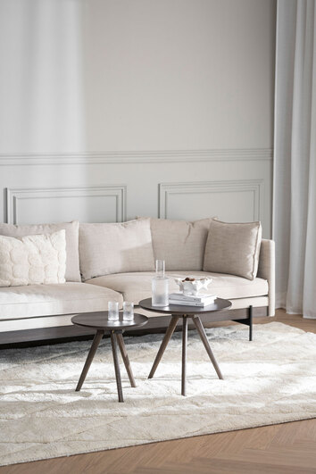 Yumi Satsbord Brunlackad Ek vid beige soffa